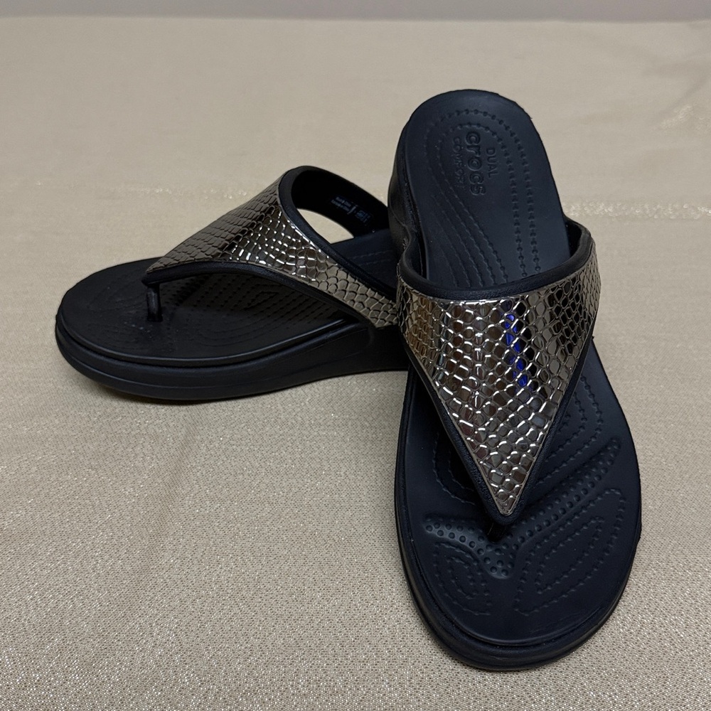 Crocs Monterey Hammered Metallic Wedge Flip Sandal Size 7 Black/Silver NWOT - Picture 2 of 6